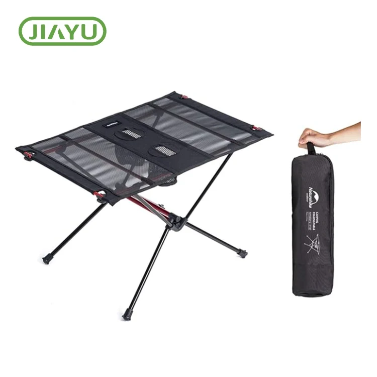 Ultralight qatlanan çimərlik masa çantası daşıyır